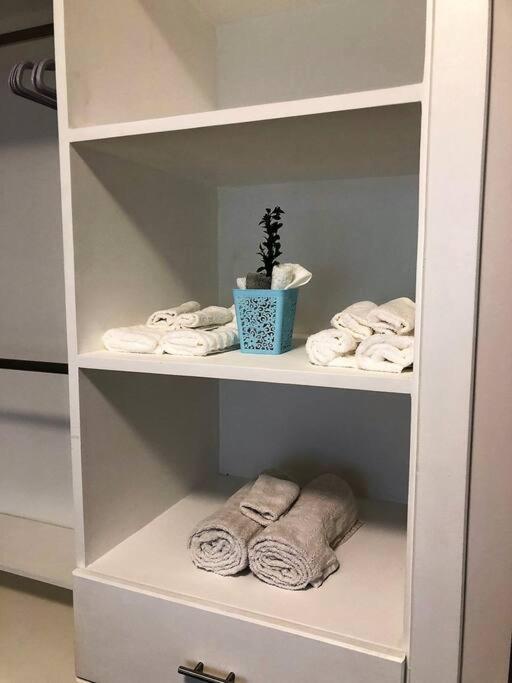 Lovely 1 Bedroom Apartment W/Private Parking 恩塞纳达港 外观 照片