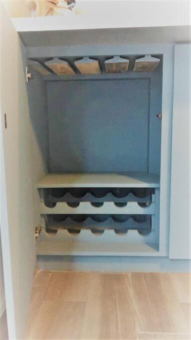 Lovely 1 Bedroom Apartment W/Private Parking 恩塞纳达港 外观 照片